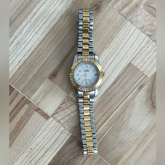 Timex Ladies Watch Indiglo White Dial Two Tone Stainless Bracelet Date Window - Picture 6 of 12